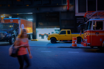 Zeitgenössisches Werk mit dem Titel « Colored trucks », Erstellt von HERVE PEZZINI