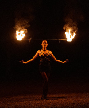 Zeitgenössisches Werk mit dem Titel « Performeuse Feu et lumieres Échassiere », Erstellt von NEMESIS PHENIX