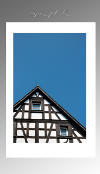 Zeitgenössisches Werk mit dem Titel « traditionelles Haus », Erstellt von YANIS_PHOTOS_