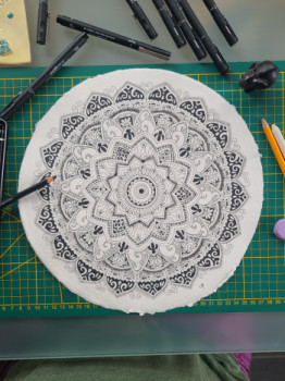 Zeitgenössisches Werk mit dem Titel « Black & White mandala », Erstellt von LPERRIERART