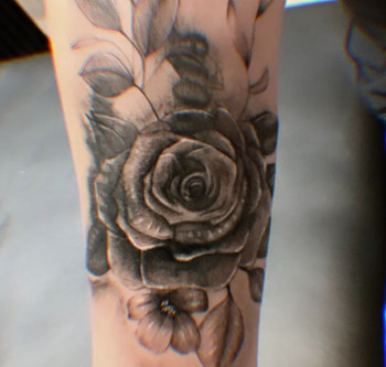 Zeitgenössisches Werk mit dem Titel « Flower concept, réalisme et fantaisie », Erstellt von LE.BELIER.TATTOO