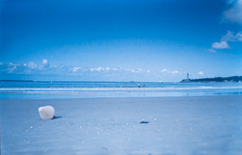 Zeitgenössisches Werk mit dem Titel « Bleu, du ciel à la plage », Erstellt von HERVE PEZZINI