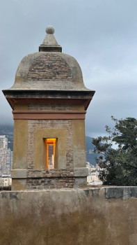 Zeitgenössisches Werk mit dem Titel « Tourelle à Monaco », Erstellt von FRANçOISE MIRAY