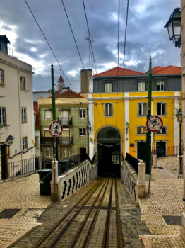 Zeitgenössisches Werk mit dem Titel « Evau "Ascensor Da Bica" Noviembre 2019 », Erstellt von EVAU