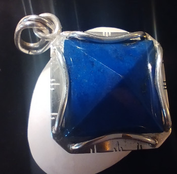 Zeitgenössisches Werk mit dem Titel « Pendentif argent et lapis », Erstellt von BORIS