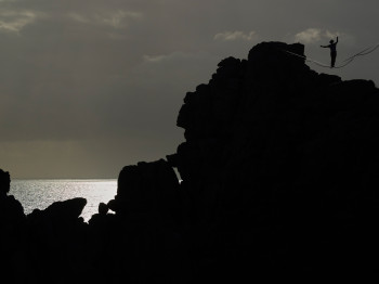 Zeitgenössisches Werk mit dem Titel « Slackline sur la Pointe de Pen-Hir », Erstellt von RéMI BRIDOT