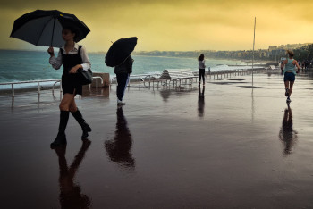 Zeitgenössisches Werk mit dem Titel « Jour de pluie sur la promenade des anglais NIce », Erstellt von ALEX ANDRINE