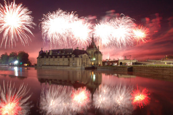 Zeitgenössisches Werk mit dem Titel « Nuit de feu au château de Chantilly », Erstellt von WHITE TIGER 60