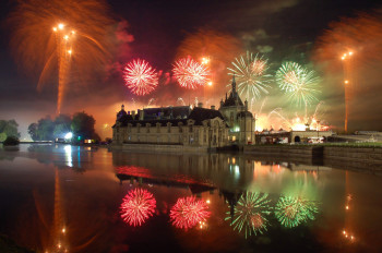 Zeitgenössisches Werk mit dem Titel « Nuit de feu au Château de Chantilly 2006 », Erstellt von WHITE TIGER 60