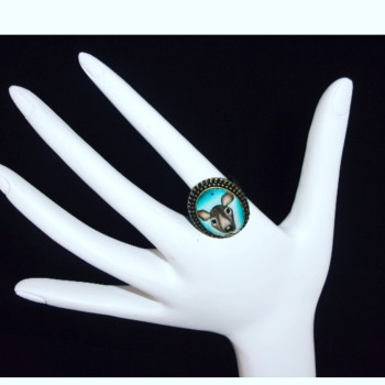 Zeitgenössisches Werk mit dem Titel « Bague fantaisie Fimo biche », Erstellt von CELINE MOREAU