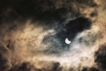 Zeitgenössisches Werk mit dem Titel « Eclipse Soleil avec nuages », Erstellt von SARCIE