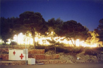 Zeitgenössisches Werk mit dem Titel « Mallorca - Font de sa Cala - Bungalows en feu - encadré », Erstellt von SARCIE