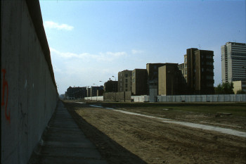 Zeitgenössisches Werk mit dem Titel « 1990 Berlin In der Mauer  », Erstellt von LAURENT TCHEDRY