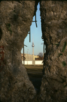 Zeitgenössisches Werk mit dem Titel « 1990 Berlin der Fernsehturm  », Erstellt von LAURENT TCHEDRY