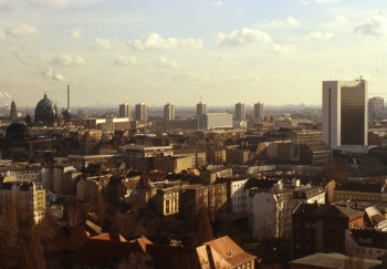 Zeitgenössisches Werk mit dem Titel « 1992 Der Himmel über Berlin (Sicht aus der Charité) », Erstellt von LAURENT TCHEDRY