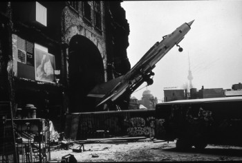 Zeitgenössisches Werk mit dem Titel « 1993 Tacheles », Erstellt von LAURENT TCHEDRY