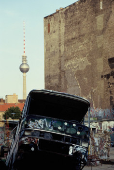 Zeitgenössisches Werk mit dem Titel « 1991 Berlin Tacheles 2 », Erstellt von LAURENT TCHEDRY