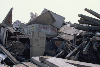 Zeitgenössisches Werk mit dem Titel « 1991 Berlin Cimetière du Mur  1 », Erstellt von LAURENT TCHEDRY