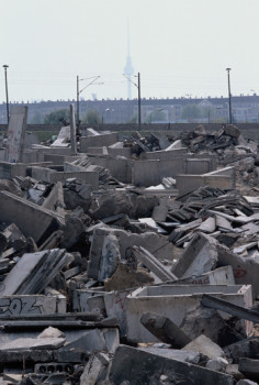 Zeitgenössisches Werk mit dem Titel « 1991 Berlin Cimetière du Mur  2 », Erstellt von LAURENT TCHEDRY