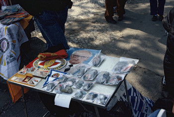 Zeitgenössisches Werk mit dem Titel « 1990 Berlin Souvenirs  », Erstellt von LAURENT TCHEDRY