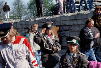 Zeitgenössisches Werk mit dem Titel « 1990 Berlin Brandenburger Tor  », Erstellt von LAURENT TCHEDRY