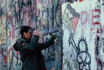 Zeitgenössisches Werk mit dem Titel « 1989 Berlin  An der Mauer », Erstellt von LAURENT TCHEDRY