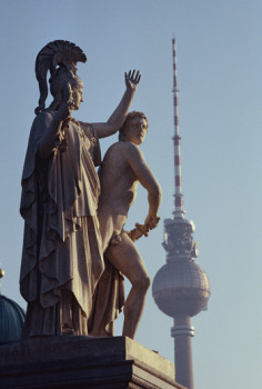 Zeitgenössisches Werk mit dem Titel « 1993 Ost-Berlin Unter den Linden », Erstellt von LAURENT TCHEDRY