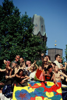 Zeitgenössisches Werk mit dem Titel « 1992 Berlin Love Parade », Erstellt von LAURENT TCHEDRY