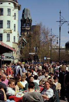 Zeitgenössisches Werk mit dem Titel « 1990 Berlin Kudamm », Erstellt von LAURENT TCHEDRY