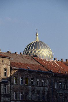 Zeitgenössisches Werk mit dem Titel « 1994 Berlin-Mitte la synagogue », Erstellt von LAURENT TCHEDRY