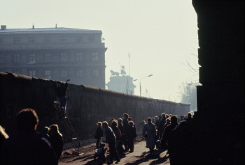 Zeitgenössisches Werk mit dem Titel « 1989 Berlin derrière le Reichstag », Erstellt von LAURENT TCHEDRY