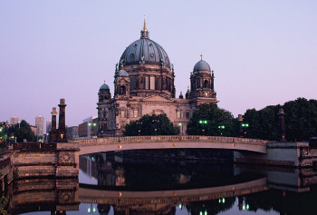 Zeitgenössisches Werk mit dem Titel « 1994 Berlin die Museum Insel », Erstellt von LAURENT TCHEDRY