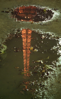 Zeitgenössisches Werk mit dem Titel « reflet Tour Eiffel dans une flaque d'eau », Erstellt von SARCIE