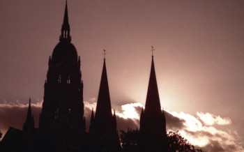 Zeitgenössisches Werk mit dem Titel « Cathédrale de Bayeux (contre-jour) », Erstellt von SARCIE