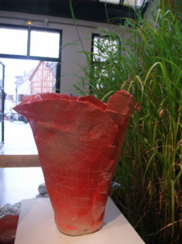 Zeitgenössisches Werk mit dem Titel « Vase rouge vermillon 2 », Erstellt von MARTINE MENARD