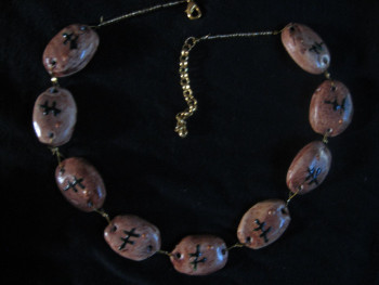 Zeitgenössisches Werk mit dem Titel « BIJOUX (collier) GALET », Erstellt von AMELIE AMELOT