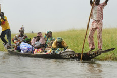 femmes-en-pirogue