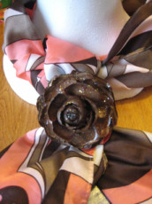 broche-et-pince-en-rose-de-cedre