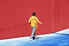 la-fille-en-jaune-avec-un-pantalon-a-fleurs