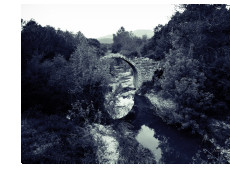 visage-dans-un-pont-romain